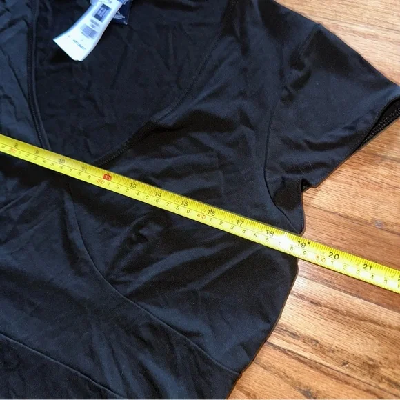 GAP Black Short Sleeve V-Neck Spandex Polyester and Rayon blend top - Picture 4 of 5